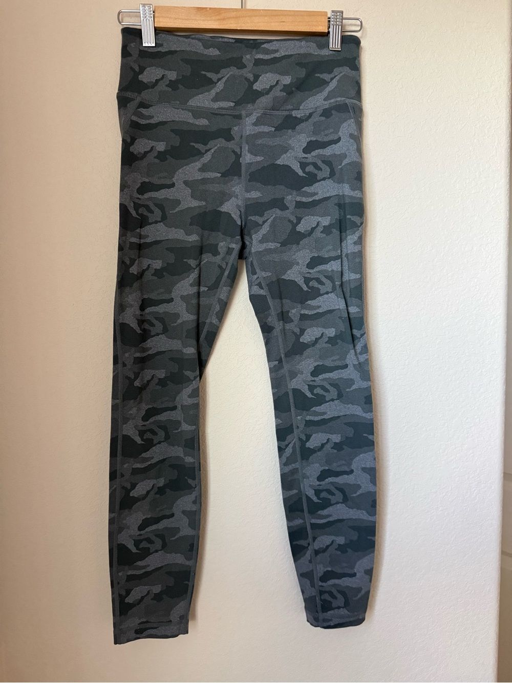 Vuori Women's Camo High-Rise Leggings in Dark Gray & Black